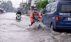 Mưa trắng trời, nhiều tuyến đường ở TPHCM mênh mông nước