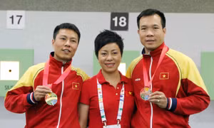 HLV Nguyễn Thị Nhung và các học trò.