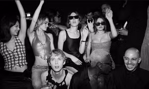 Jennie BLACKPINK "quẩy" hết mình cùng con gái Johnny Depp tại Liên hoan phim Cannes