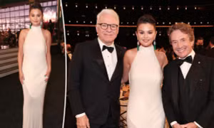 Gặp sự cố trang phục không mong muốn tại Emmy 2022, Selena Gomez vẫn được khen hết lời