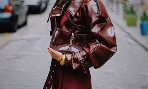 Màu đỏ rượu vang đang chiếm sóng tủ quần áo của các cô nàng sành điệu nhất