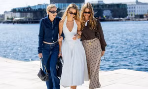 Vào những ngày nóng và ẩm nhiều, nên mặc gì để thoải mái mà vẫn điệu đà?