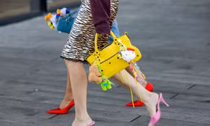 Xu hướng phụ kiện mạnh mẽ nhất mùa Xuân Hè 2025 vẫn tiếp tục là bag charm