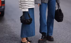 Những mẫu giày dép trông không quá sành điệu nhưng cũng chưa từng lỗi thời