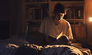 Kiểm chứng lại lời đồn: Ăn nhiều sôcôla sẽ nổi mụn, học bài khuya mới dễ thuộc?