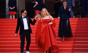 Vì sao Jennifer Lawrence bỏ giày cao gót để đi dép tông trên thảm đỏ LHP Cannes?