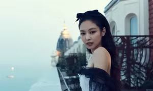 Jennie (BLACKPINK) tại Cannes 2023: Mặc Haute Couture, khoe ảnh ban công kinh điển