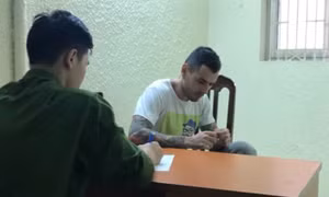 Doussy Jonathan tại cơ quan công an.