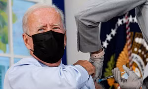 Ông Biden tiêm vắc-xin liều tăng cường hôm 27/9. Ảnh: Reuters