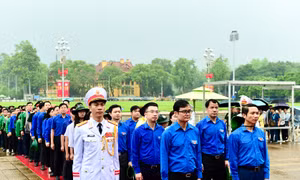 Đoàn hành trình ‘Điện Biên Phủ - Khát vọng non sông’ viếng lăng Chủ tịch Hồ Chí Minh