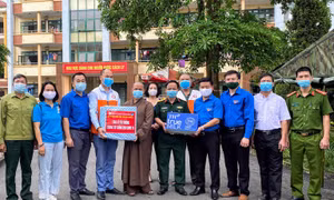 Chương trình 'Bữa cơm với người lạ' tặng quà chốt kiểm dịch, khu cách ly