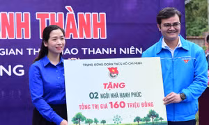 Tặng công trình thắp sáng đường quê, không gian thể thao thanh niên tại Tuyên Quang