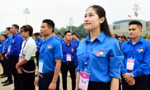 Đại biểu dân tộc Khmer xúc động nhận huy hiệu làm theo lời Bác tại Quảng trường Ba Đình