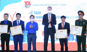 Các tập thể nhận giải thưởng Tình nguyện Quốc gia năm 2021. Ảnh: Xuân Tùng