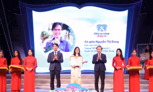 Tuyên dương 58 thầy giáo, cô giáo tiêu biểu 'Chia sẻ cùng thầy cô' 2023