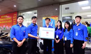 Ban Bí thư Trung ương Đoàn thăm, tặng quà đội hình tình nguyện hỗ trợ vận hành chính quyền hai cấp