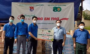 Nhiều phần quà chia sẻ cùng em thơ trong khu cách ly ở Điện Biên