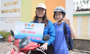 Niềm vui 'ế' khách của xe ôm áo xanh tiếp sức mùa thi
