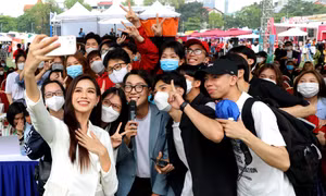 Hoa hậu Đỗ Thị Hà chia sẻ cân bằng việc học và thi Miss World trong Ngày Thẻ Việt Nam