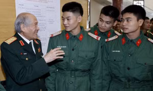 Trung tướng Phạm Hồng Cư - người đã tham gia toàn quốc kháng chiến kể lại thời khắc hào hùng của dân tộc với các chiến sĩ trẻ tại hội thảo.