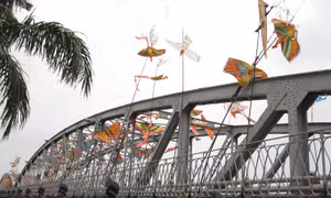Lễ hội diều trên cầu Tràng Tiền.
