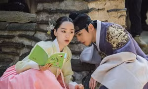 "Hoàng thượng" Kim Jung Hyun giờ đã là hoa có chủ, tiếc rằng không phải "Mr. Queen"