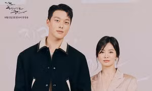 Song Hye Kyo lộng lẫy trong buổi họp báo phim mới nhưng bị netizen phát hiện chi tiết lạ