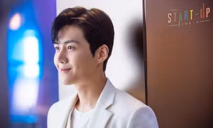 Kim Seon Ho là "vật thể sống" duy nhất góp mặt trong Top 10 sự kiện bùng nổ Hàn Quốc 2021