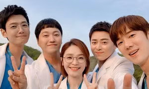 "Hospital Playlist 2" tung hậu trường lầy lội, bác sĩ Ik Jun để bị vẩy cả nước mì lên mặt