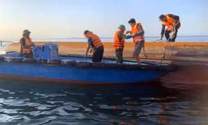 Vụ đắm tàu chở 1.000 tấn tro than: Huy động lực lượng tìm thuyền viên mất tích