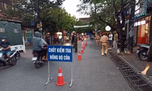 Tạm giữ tài xế 'thông chốt' nồng độ cồn, tông cảnh sát bị thương