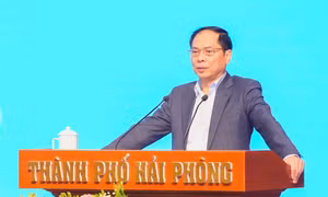 Phó Thủ tướng Bùi Thanh Sơn tặng quà Tết công nhân, lao động Hải Phòng
