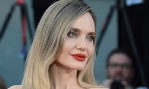 Tranh cãi Angelina Jolie cản trở Brad Pitt