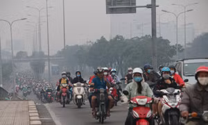 Mưa lất phất kèm sương mù bao phủ khiến tầm nhìn tại TPHCM bị hạn chế