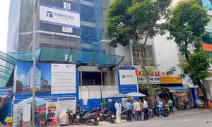 Nam công nhân rơi lầu tại công trình xây dựng ở TPHCM
