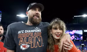 Taylor Swift chạy thẳng xuống sân bóng chúc mừng bạn trai, khán giả lo ngại một điều