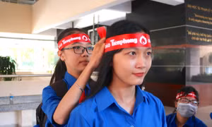 Hàng trăm sinh viên Vĩnh Long hiến máu trước giờ Đại hội Đoàn 