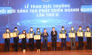 Anh Nguyễn Anh Tuấn, Ủy viên T.Ư Đảng, Bí thư thứ nhất T.Ư Đoàn; ông Nguyễn Long Hải, Ủy viên dự khuyết T.Ư Đảng, Bí thư Đảng ủy Khối doanh nghiệp T.Ư trao giải thưởng “Đổi mới, sáng tạo phát triển doanh nghiệp” lần thứ II năm 2021.