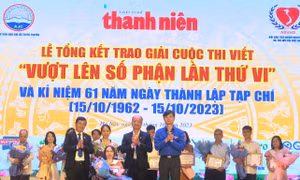 Cô gái khuyết tật giành giải đặc biệt cuộc thi viết Vượt lên số phận