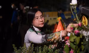 Chị Nguyễn Phạm Duy Trang, Bí thư T.Ư Đoàn, Chủ tịch Hội đồng Đội T.Ư thắp nến tri ân tại Nghĩa trang Liệt sĩ TP. Hà Nội
