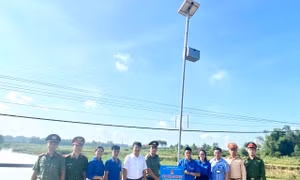 Các đại biểu trao biển ra mắt công trình “Hệ thống cảnh báo đuối nước bằng năng lượng mặt trời” 