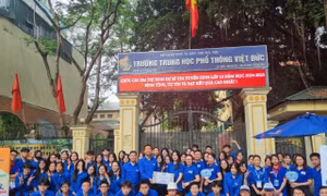 Hà Nội 'phủ' áo xanh gần 200 điểm thi, hơn 4.000 tình nguyện viên Kiên Giang, An Giang tiếp sức sĩ tử