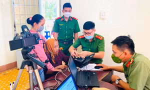 Công an Đắk Lắk đến tận nhà hỗ trợ người dân làm căn cước công dân
