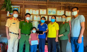 Lãnh đạo, cán bộ chiến sĩ công an huyện Krông Búk trao máy tính cho học sinh khó khăn