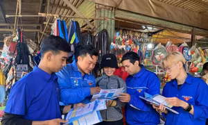 Áo xanh Đắk Lắk 'đi từng ngõ, gõ từng nhà' giúp tiểu thương, chủ quán cài app, quét mã QR