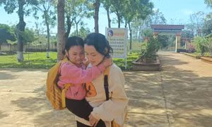 Nữ sinh vùng sâu đưa bạn khuyết tật đến trường bất kể nắng mưa