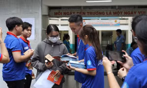 Sát cánh bên sĩ tử 2K7, đội Tiếp sức mùa thi lan tỏa nguồn năng lượng tích cực 