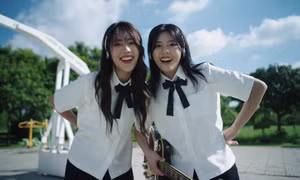 Hai giọng ca gen Z trong hình ảnh thanh xuân cực đáng yêu, cover 'hit' đình đám 8 năm tuổi của đàn chị Miu Lê