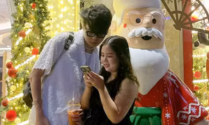 Giới trẻ Sài Gòn rộn ràng đón Giáng sinh sớm, nhộn nhịp check-in chào đón mùa lễ hội cuối năm