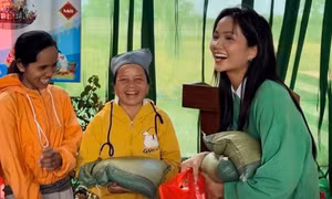 H’Hen Niê dùng gạo nhà trồng tặng bà con nhân dịp Tết Giáp Thìn: ‘Quà thì không có nhiều nhưng tình cảm thì lớn lắm’